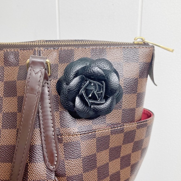 Camellia Flower Vegan Leather Magnetic Bag Charm - Picture 8 of 9